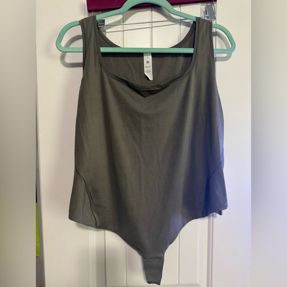 NWT LULU🍋LEMON SZ 1x ARMY GREEN WUNDERMOST SQUARE NECK SLEEVELESS BODYSUIT